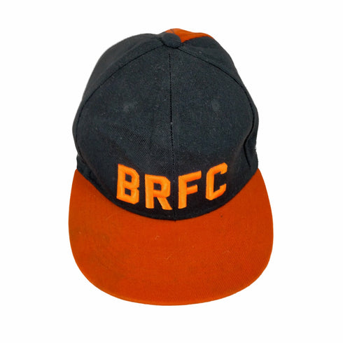HYUNORI BRFCロゴ刺繍スナップバックキャップ メンズ