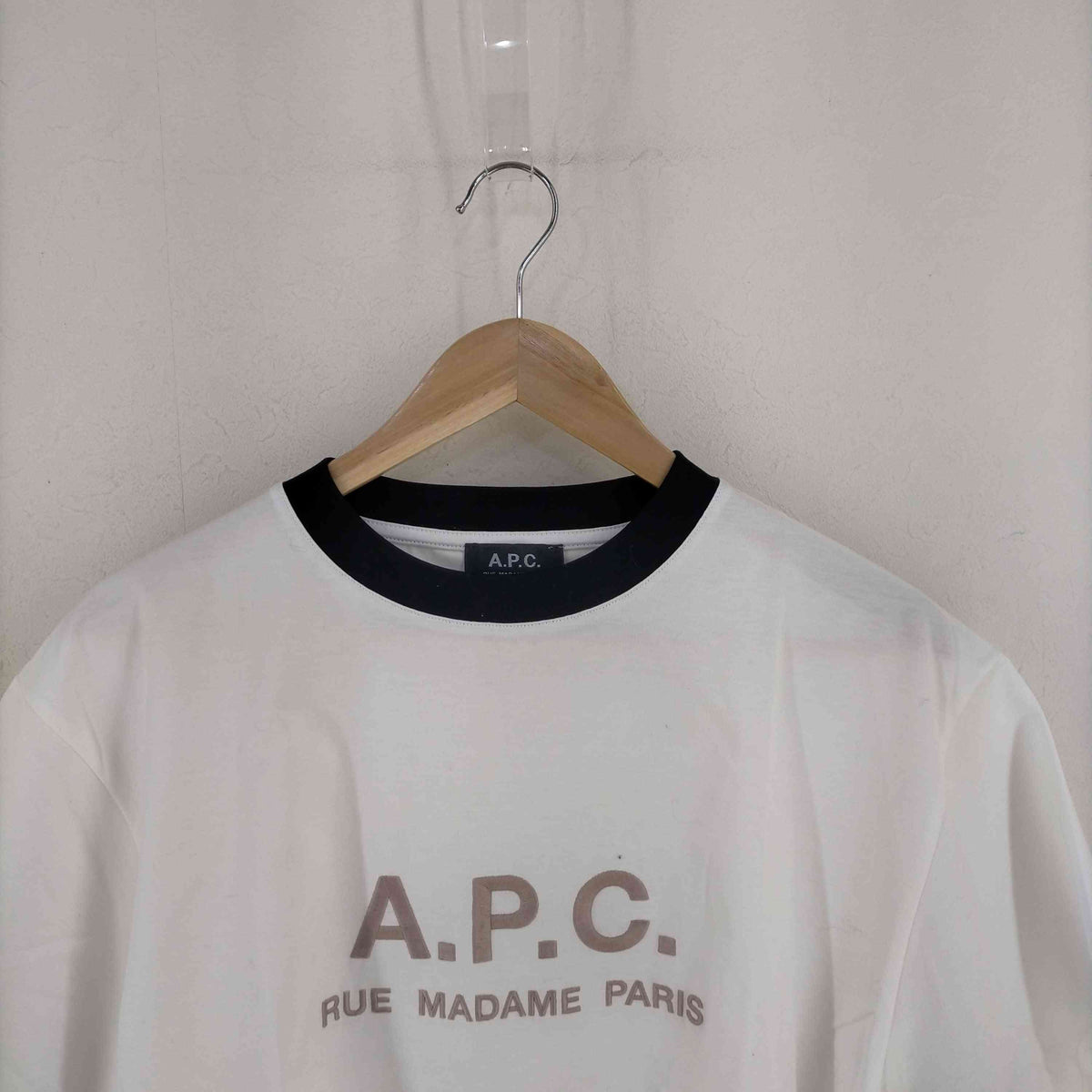 アーペーセー A.P.C. 別注 RUE MADAME エンブロイダリーロゴ クルーネック Tシャツ メンズ JPN：S –  ブランド古着買取販売バズストア