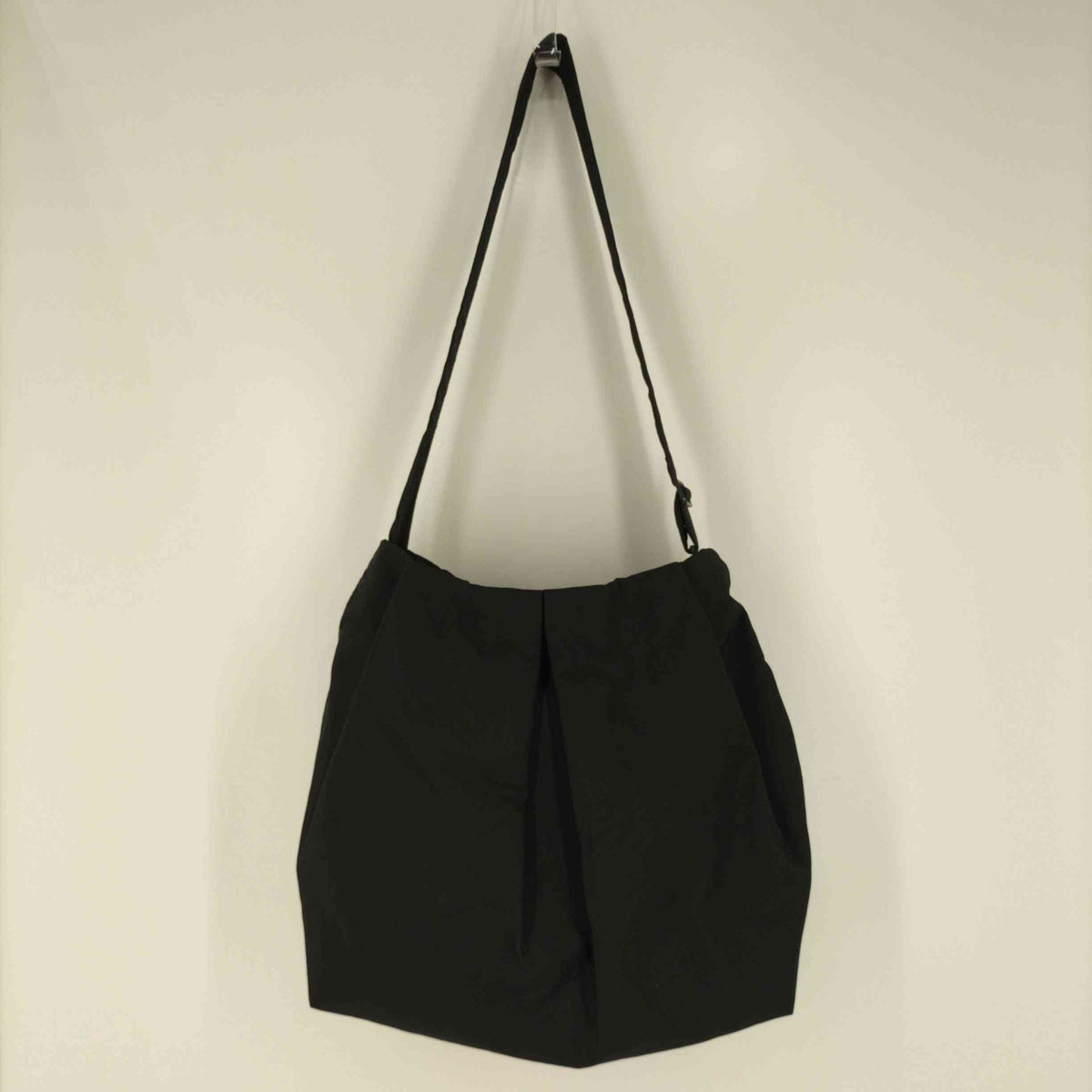 コス COS OVERSIZED DRAPED CROSSBODY BAG オーバーサイズドレープクロスボディバッグ レディース ONE SIZE