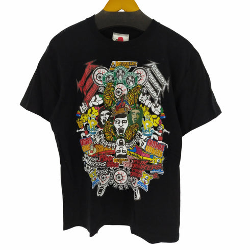 パンクドランカーズ PUNK DRUNKERS ステッカープリントデザインTシャツ メンズ JPN:L