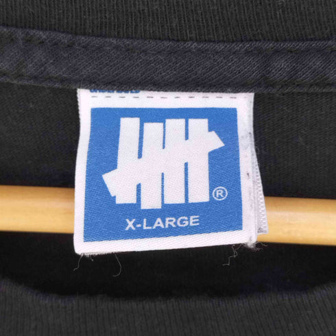 アンディフィーテッド UNDEFEATED フロントロゴプリント クルーネックTシャツ メンズ import:XL