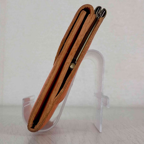イルビゾンテ IL BISONTE がま口 ロゴ型押し レザー三つ折り財布 メンズ