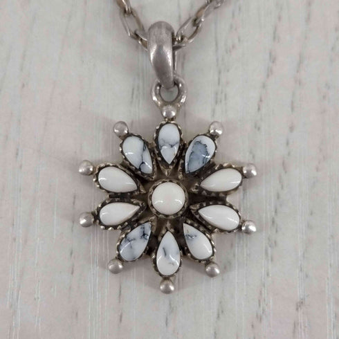 インディアンジュエリー INDIAN JEWELRY 925刻印 ホワイトバッファロー フラワー ネックレス stealing メンズ