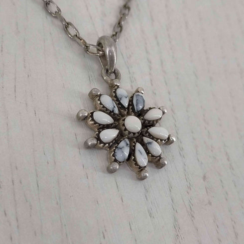 インディアンジュエリー INDIAN JEWELRY 925刻印 ホワイトバッファロー フラワー ネックレス stealing メンズ