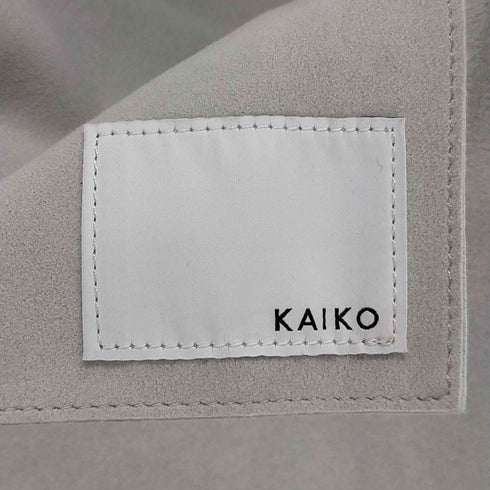 カイコー KAIKO ULTRASUEDE SHOULDER BAG SNOW メンズ
