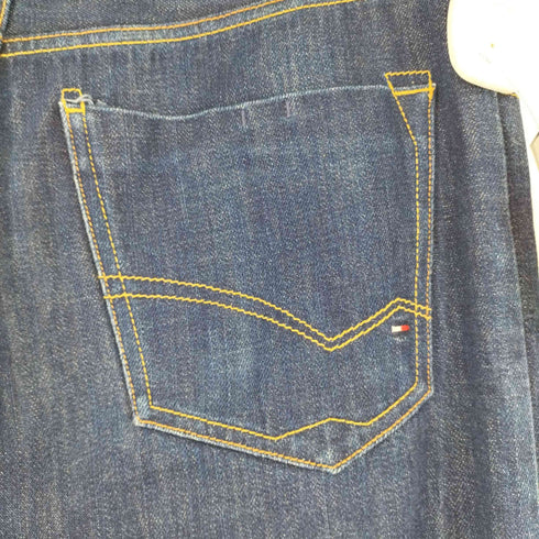 トミーヒルフィガー TOMMY HILFIGER カウレザーパッチ オフセット インディゴボタンフライ ストレートデニム メンズ 32/32