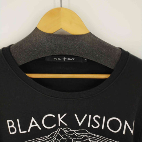 ノーアイディー ブラック NO ID.BLACK VISIONプリントC/Nプルオーバー メンズ 1