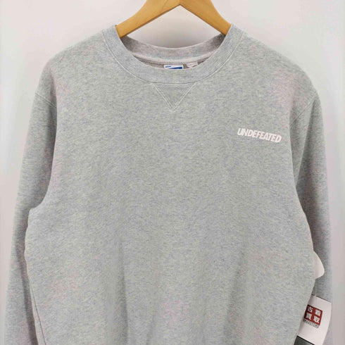 アンディフィーテッド UNDEFEATED 前V ごま塩 ロゴプリント クルーネックスウェット メンズ import:L