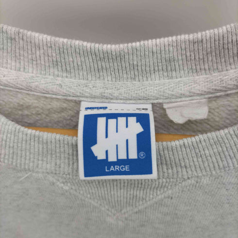 アンディフィーテッド UNDEFEATED 前V ごま塩 ロゴプリント クルーネックスウェット メンズ import:L