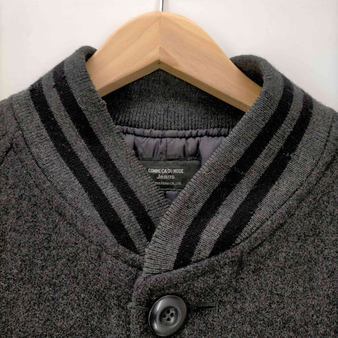 コムサデモード COMME CA DU MODE オールドイングリッシュ ロゴ ウール スタジャン メンズ