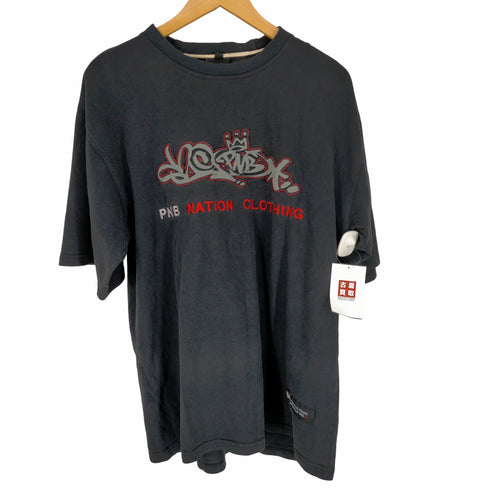 ピーエヌビーネーション PNB NATION ロゴワッペンクルーネックTシャツ メンズ JPN:XL