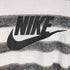 ナイキ NIKE シャドー ボーダー ロゴ プリント S/S クルーネック Tシャツ メンズ import:L