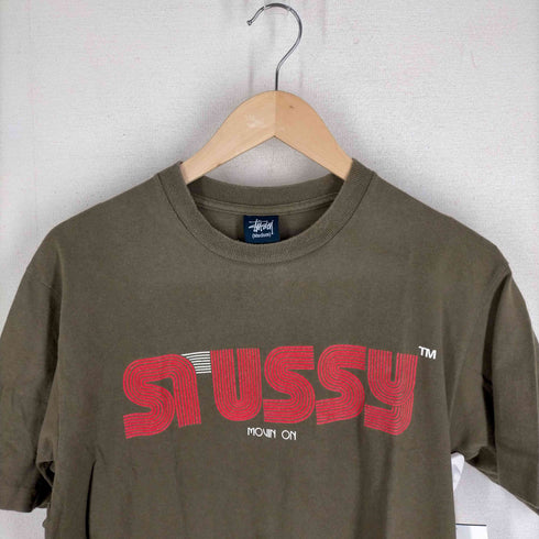ステューシー Stussy 袖裾シングルステッチ MOVIN ON ロゴTシャツ メンズ JPN:M