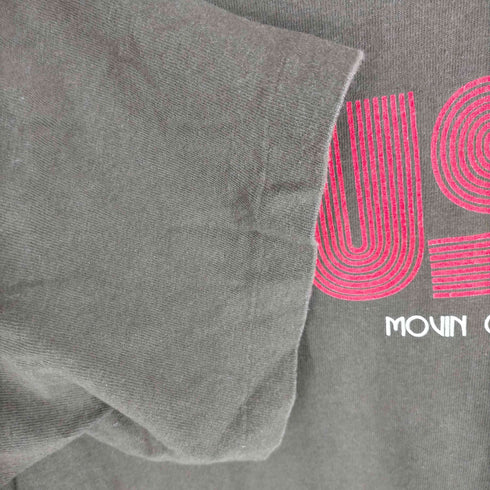 ステューシー Stussy 袖裾シングルステッチ MOVIN ON ロゴTシャツ メンズ JPN:M