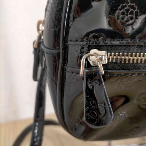 ゲス GUESS 型押しデザインエナメルバックパック レディース