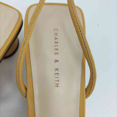 チャールズキース CHARLES & KEITH アーモンドトゥ キトゥンヒール パンプス レディース JPN:39