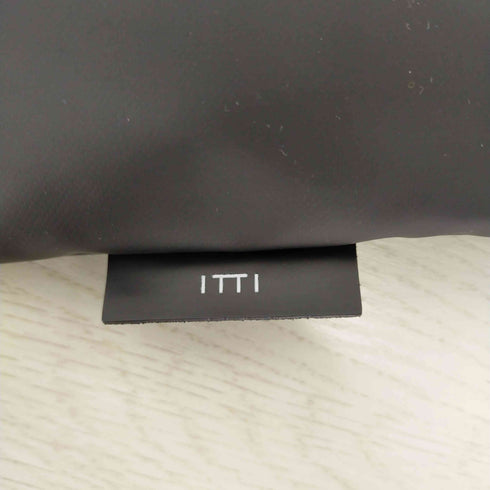 イッチ ITTI レザーショルダーバッグ サコッシュ メンズ