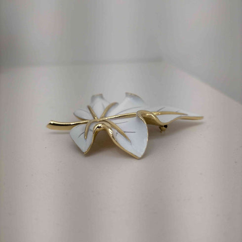 トリファリ TRIFARI ブローチ リーフモチーフ レディース