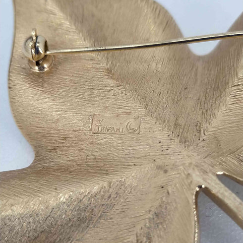 トリファリ TRIFARI ブローチ リーフモチーフ レディース