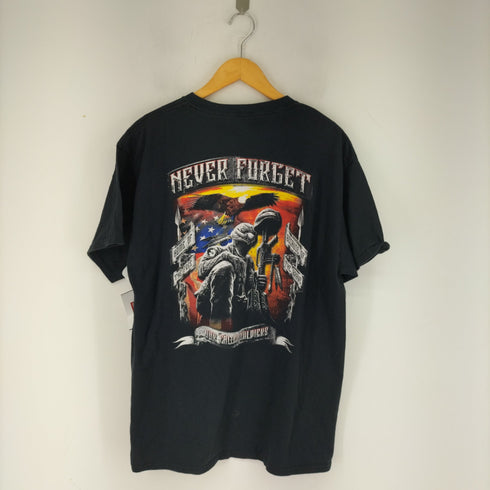 ポートアンドカンパニー PORT and COMPANY NEVER FORGET プリントクルーネックTシャツ メンズ JPN:L
