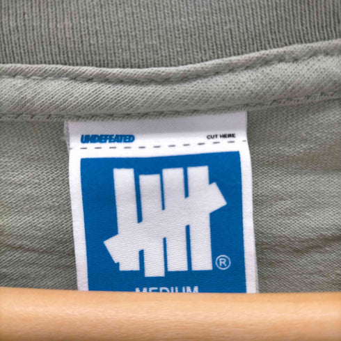 アンディフィーテッド UNDEFEATED 22SS USA製 ロゴクルーネックTシャツ メンズ JPN:M