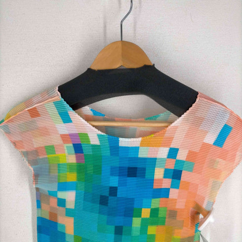 ミー イッセイミヤケ me ISSEY MIYAKE 総柄プリーツノースリーブブラウス レディース