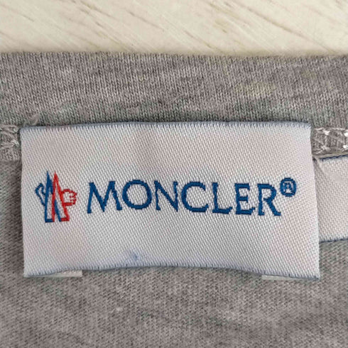 モンクレール MONCLER パフスリーブ シルバーロゴ VネックTシャツ レディース import:XS