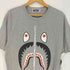 アベイシングエイプ A BATHING APE SHARK SILVER ZIP PONR PRINT TEE メンズ JPN:L