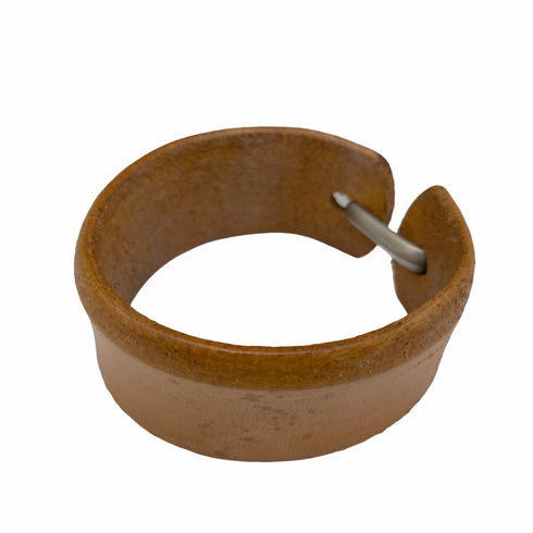 イッセイミヤケ ISSEY MIYAKE ロゴ刻印 レザーバングル ブレスレット レディース