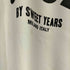 エスワイサーティトゥー SY32 by SWEET YEARS ARCH LOGO WIDE TEE メンズ JPN:S