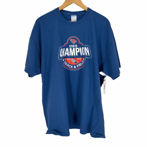 ポートアンドカンパニー PORT and COMPANY STATE CHAMPION 2021-2022 フロントプリントS/S TEE メンズ JPN:XXL