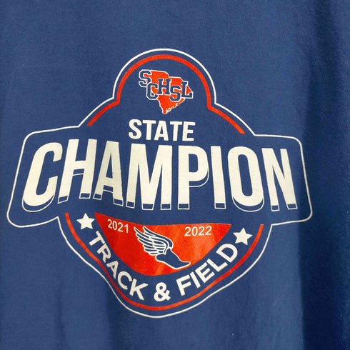 ポートアンドカンパニー PORT and COMPANY STATE CHAMPION 2021-2022 フロントプリントS/S TEE メンズ JPN:XXL