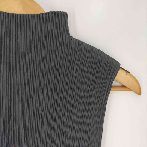イッセイミヤケ ISSEY MIYAKE FETE ボトルネック プリーツ ノースリーブカットソー レディース 02
