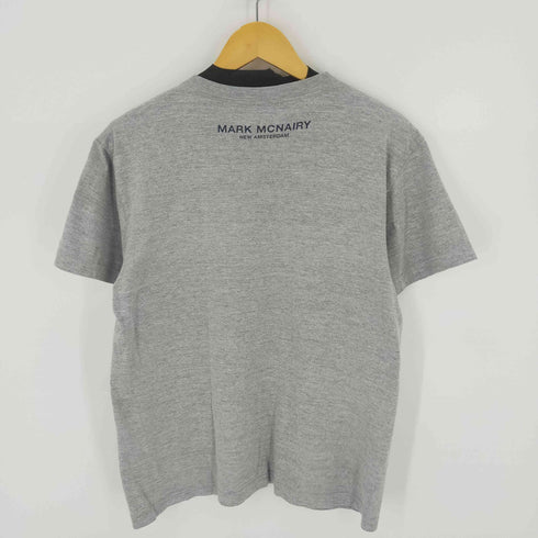 マークマクネイリーフォアヘザーグレイウォール Mark Mcnairy for Heather Grey Wall ロゴプリントS/S TEE メンズ