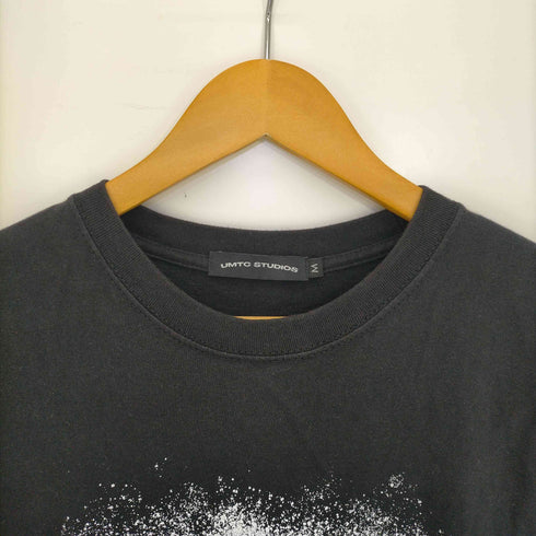 ユーエムティーシースタジオ UMTC STUDIOS 両面プリントクルーネックTシャツ メンズ import:M