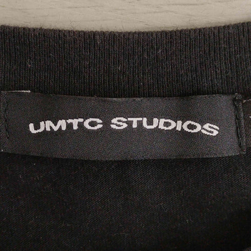 ユーエムティーシースタジオ UMTC STUDIOS 両面プリントクルーネックTシャツ メンズ import:M