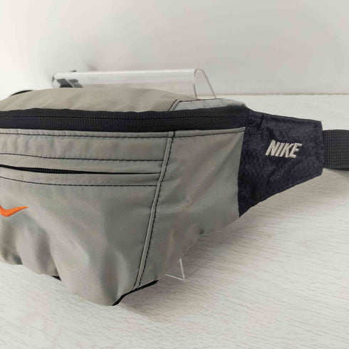 ナイキ NIKE スモールショルダーバッグ シルバー スウォッシュ メンズ ONE SIZE
