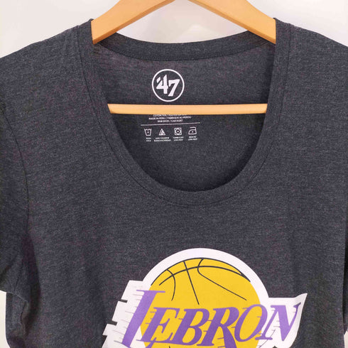 フォーティセブンブランド 47 BRAND NBA バスケットボールチームフロントロゴプリント クルーネックTシャツ レディース import:S