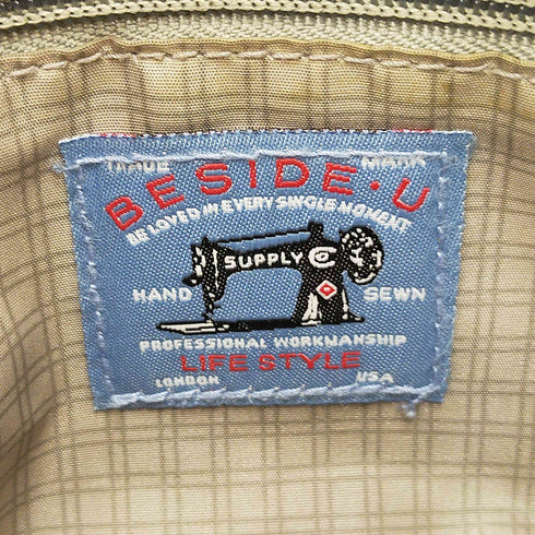 Beside U 裏地チェックロゴパッチショルダーバッグ レディース