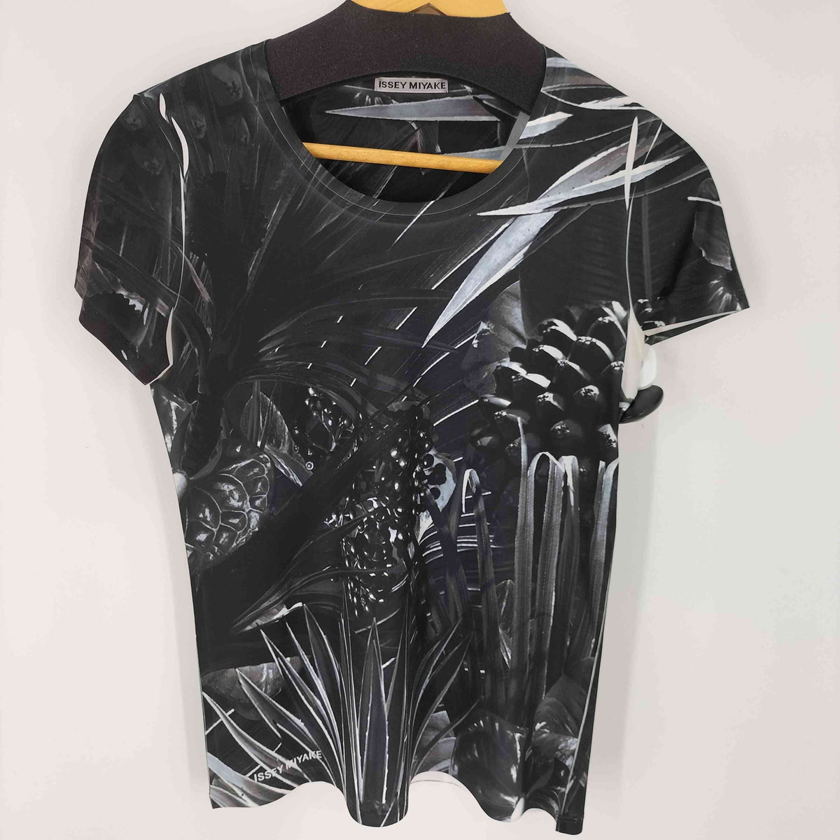 イッセイミヤケ ISSEY MIYAKE グラフィックプリントS/S TEE ボタニカル レディース JPN：2 – ブランド古着買取販売バズストア