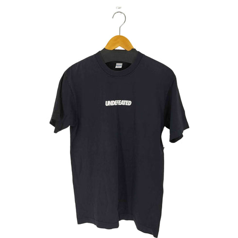 アンディフィーテッド UNDEFEATED ロゴプリントTシャツ メンズ import:S