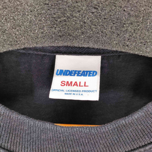 アンディフィーテッド UNDEFEATED ロゴプリントTシャツ メンズ import:S