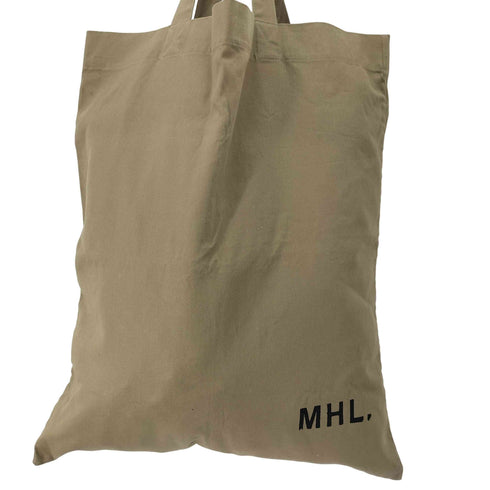 エムエイチエル MHL. ショッパーコットンバック フロントロゴプリント メンズ