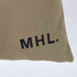 エムエイチエル MHL. ショッパーコットンバック フロントロゴプリント メンズ