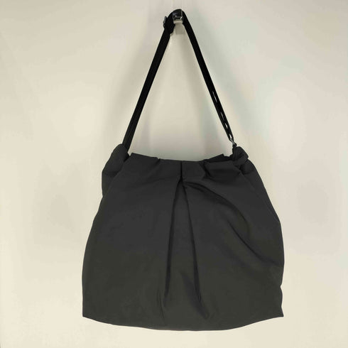 コス COS OVERSIZED DRAPED CROSSBODY BAG オーバーサイズドレープクロスボディバッグ メンズ ONE SIZE