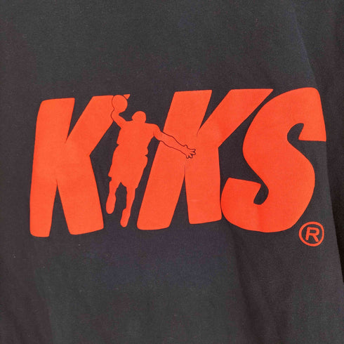 キックスティーワイオー KIKS TYO フロントロゴ発泡プリント クルーネックTシャツ メンズ
