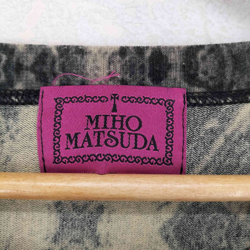 MIHO MATSUDA フロントレース総柄プリントTシャツ レディース