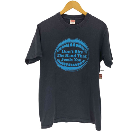 シュプリーム Supreme Dont Bite The Hand That Feeds You Tee メンズ JPN:M