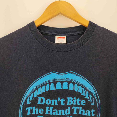 シュプリーム Supreme Dont Bite The Hand That Feeds You Tee メンズ JPN:M