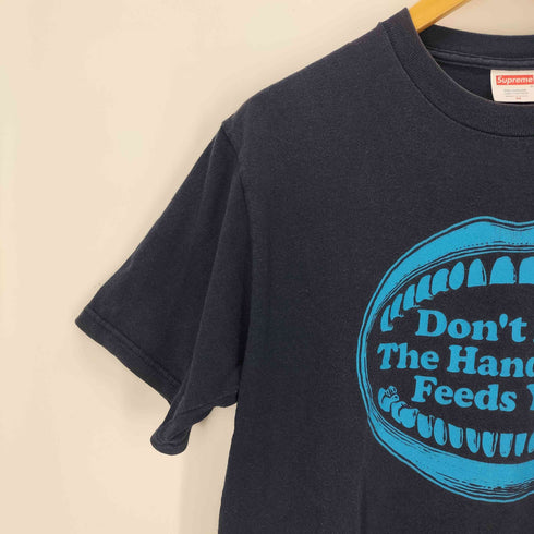 シュプリーム Supreme Dont Bite The Hand That Feeds You Tee メンズ JPN:M
